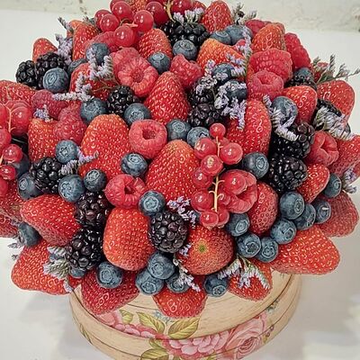 Букет Ягодный коктейль в Buketonline - Съедобные букеты и клубника в шоколаде по цене 9889 ₽