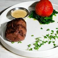 Филе-миньон с перечным соусом и томатами в Bisou Bisou Bistro