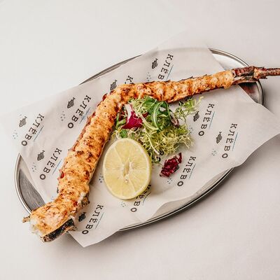 Запеченная клешня камчатского краба в соусе кимчи в Клёво по цене 4200 ₽