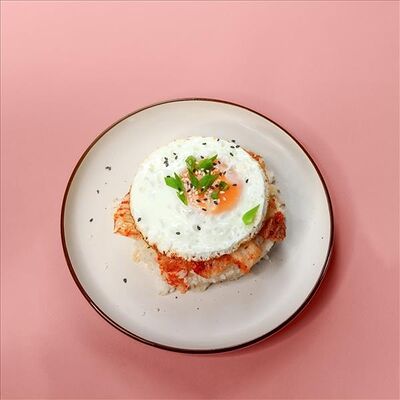 Жареный рис с Капустой кимчи (Кимчи поккым) в Mornis Корейская кухня по цене 595 ₽