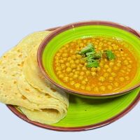 Чоле с лепешками паратха в Banana Leaf