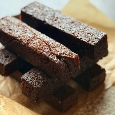 Чесночные гренки с чесночным соусом в Sterling гастро паб по цене 330 ₽