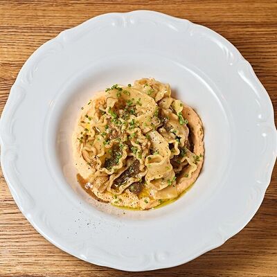 Паста мафальдине/томленая говядина/крем из перцев в Кафе Итальянцы по цене 750 ₽