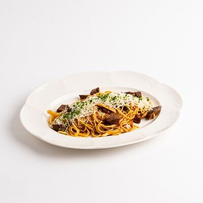 Лапша с щёчками и грибами в томатном глясе с терияки в Британские Пекарни по цене 635 ₽