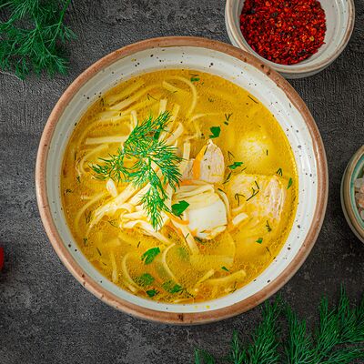 Куриный суп с перепелиным яйцом и домашней лапшой в Поляна по цене 410 ₽