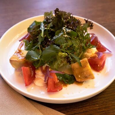 Хрустящие баклажаны с томатами, салатными листьями и сливочным сыром в Миллениал по цене 650 ₽