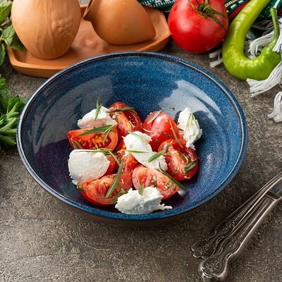 Салат с розовыми помидорами, козьим сыром и тархуном в Мейерхольд по цене 490 ₽