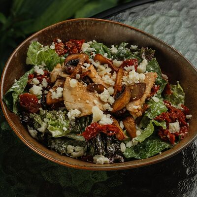 Итальянский салат с курицей и грибами в Yellow Kitchen & bar по цене 588 ₽