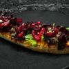 Брускетта с риетом из тунца и свежими ягодами в Lure Oysterbar по цене 690