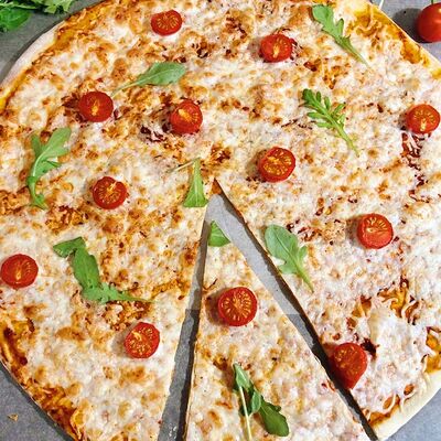 Пицца Маргарита на тонком тестев Хомячок по цене 570 ₽