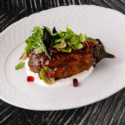 Запечённый баклажан с томатами и йогуртом в Ginza по цене 990 ₽