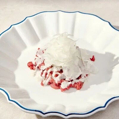 Тартар из говядины с пармезаном и трюфельным соусом в АFINA по цене 1190 ₽