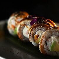 Ролл с тигровой креветкой и угрем в трюфельном мёде (4 шт.) в More More