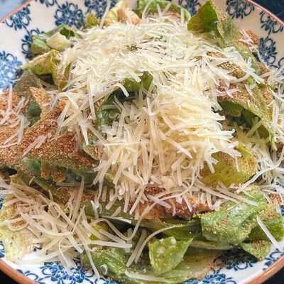 Caesar Forever с курицей в Friends Forever Botanica по цене 830 ₽
