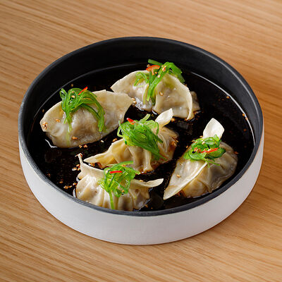 Гёдза со свининой с сюрпризамив Kenobi по цене 550 ₽