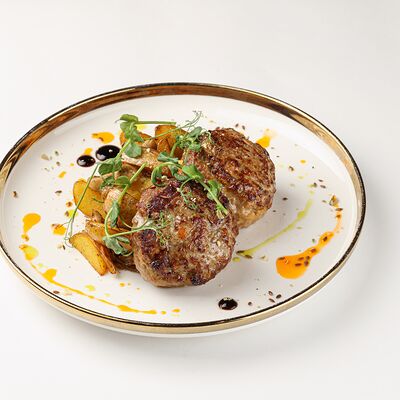 Котлеты из говядины с сыром и картофелем по-домашнему в Coffee Boom по цене 1400 ₽