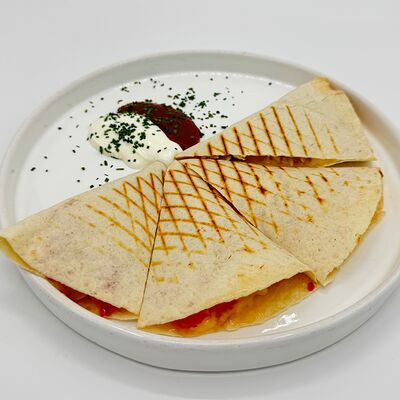 Kесадилья с цыплёнком и томатами в Coffee Room Coworking по цене 650 ₽