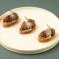 Мини-брускетты с тартаром из говядины в Историческая кофейня Максим