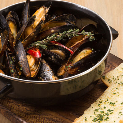 Мидии в томатном соусе с чесночным хлебом в Колбасофф по цене 790