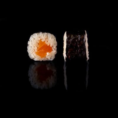 Ролл Сяке маки в Bonito sushi по цене 318 ₽