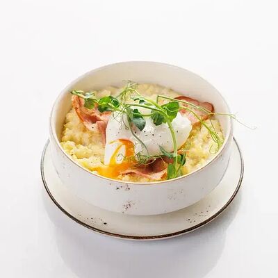 Каша пшенная с беконом и яйцом пашот в Омлет станция по цене 420 ₽