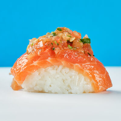 Суши Лосось с томатной сальсой в Русалочка любит суши по цене 240 ₽