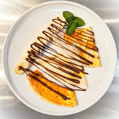 Блинчики с шоколадной пастой, бананами и мятой в Панеттоле по цене 259 ₽