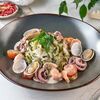 Фетучини с креветками, кальмарами, мидиями и вонголе в Мясо & Рыба по цене 1390