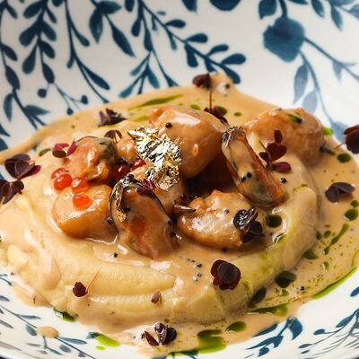 Гребешки в сливочном соусе с икрой и пюре из цветной капусты в SAGA по цене 1050 ₽