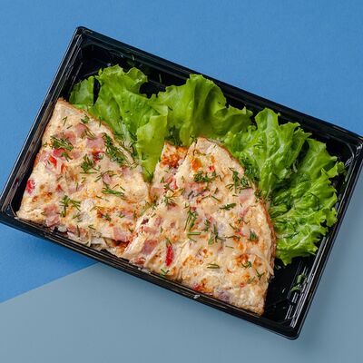 Омлет с сыром и помидорами и ветчиной в Август по цене 340 ₽