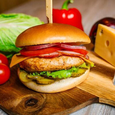 Бургер с курицей большой в Бурум по цене 270 ₽