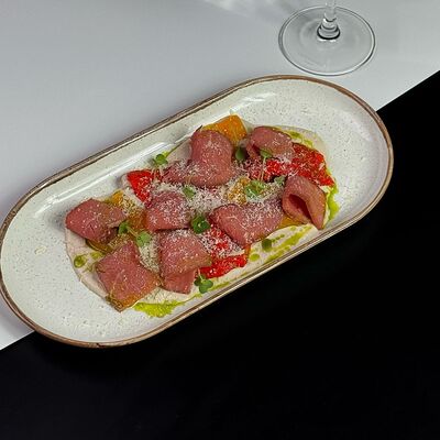 Печеные перцы с телятиной в соусе Вителло-тоннато в Kvartal по цене 850 ₽