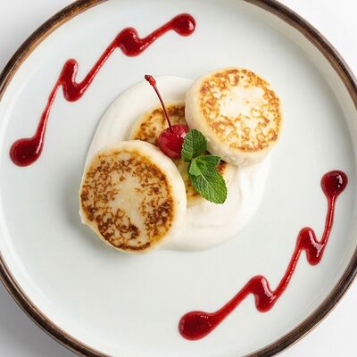 Сырники со сметаной и вишнёвым джемом в Кейк по цене 249 ₽