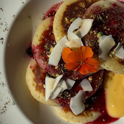 Панкейки с ягодным соусом и сливочным кремом в MeatBarrique по цене 600 ₽