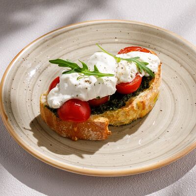 Брускетта с томатами черрии страчателлой в Чайхана Пахвала по цене 360 ₽