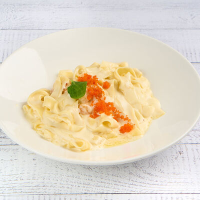 Фетучини с креветками, икрой тобико в устрично-сливочном соусе в АндерСон по цене 640 ₽