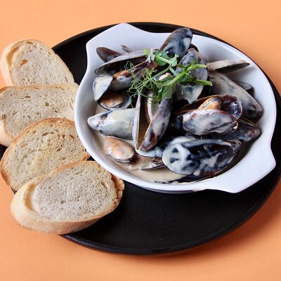 Голубые мидии в сливочно-устричном соусе в Папи бар по цене 890 ₽