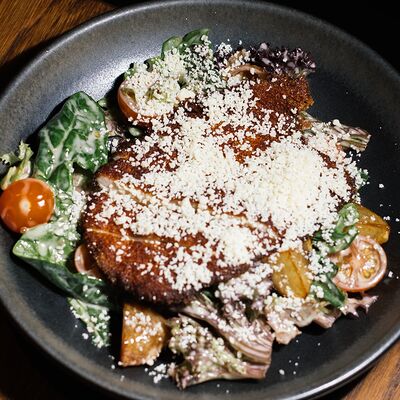 Салат с хрустящим цыпленкомв Гастробар PINCH по цене 720 ₽