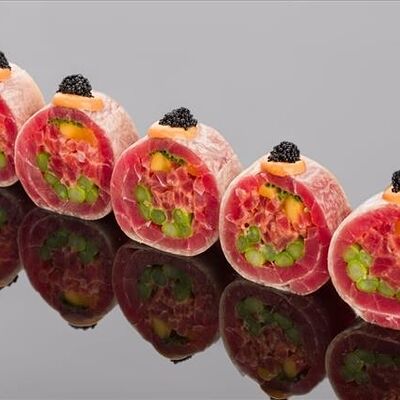 Ролл сашими из тунца еллоуфин с манго, спаржей и ореховым соусом в Bluefin по цене 2840 ₽