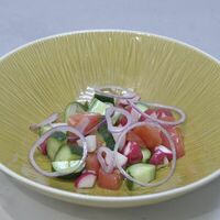 Салат овощнойв Brew Kitchen