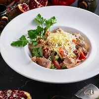 Салат из тунца с овощами в Мясо & Хинкали