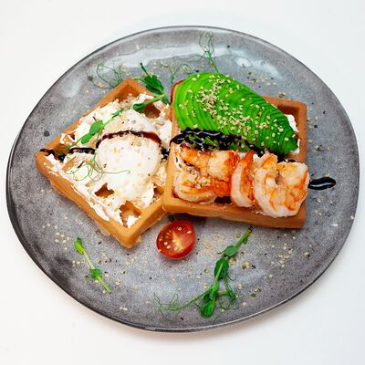 Вафли с креветками, авокадо и яйцом пашот в The art cafe по цене 665 ₽