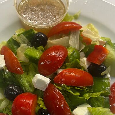 Салат греческийв Плантация по цене 300 ₽