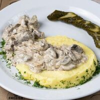 Беф-строганов с картофельным пюре в Ринго Белз