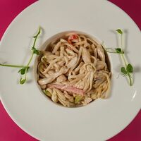 Удон в сливочно-чесночном соусе с курицей в Bananapizza