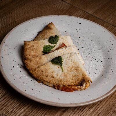 Кесадия с цыпленком и томатами запеченная 160/30/30 в Polla Vina по цене 575 ₽