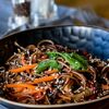 Гречневая лапша Wok с курицей в Mews Restaurant по цене 390