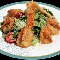 Салат Цезарь с креветками в Пусан