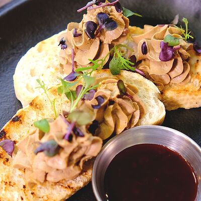 Паштет из куриной печени с ягодным соусом и брускетты в Кокороко по цене 460 ₽