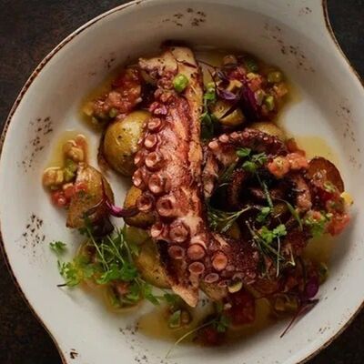 Осьминог гриль с мини-картофелем и томатной сальсой в MeatBarrique по цене 3000 ₽